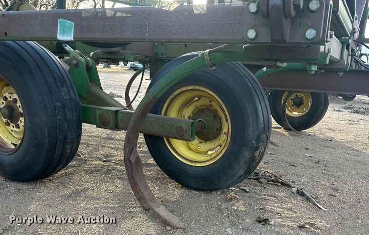 image for item IU9150 John Deere 610  chisel