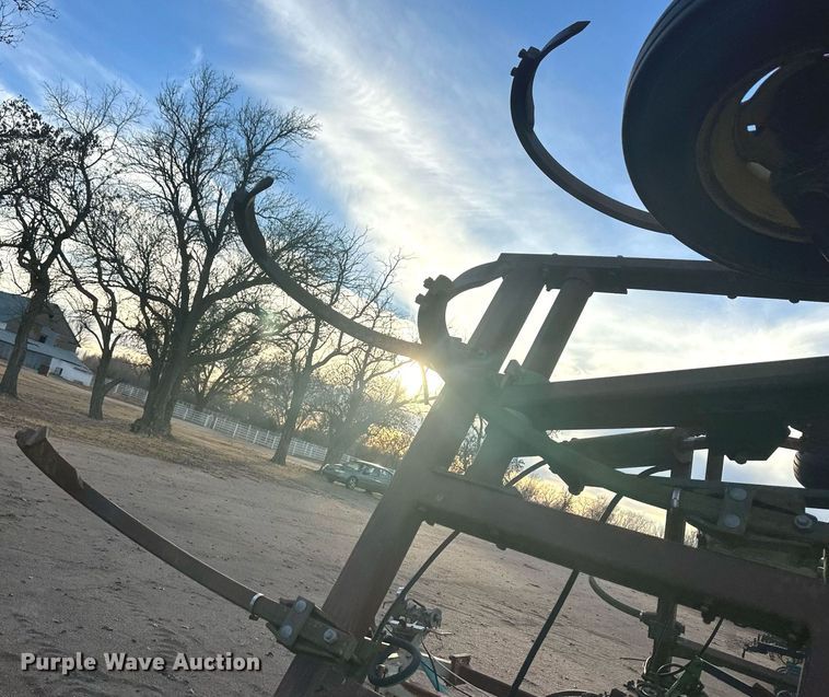 image for item IU9150 John Deere 610  chisel