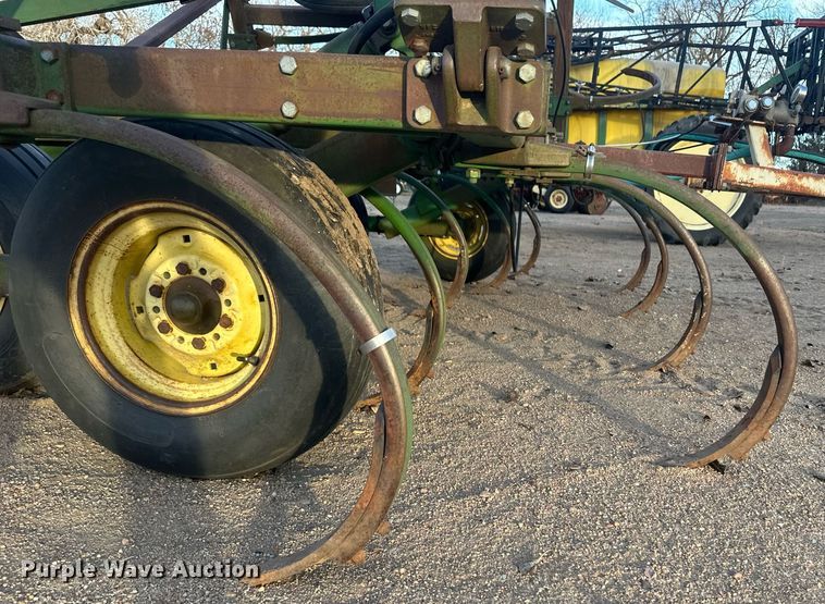 image for item IU9150 John Deere 610  chisel