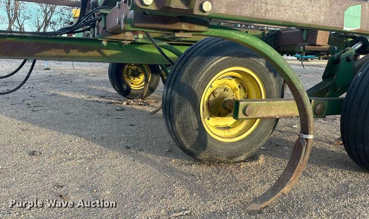 image for item IU9150 John Deere 610  chisel