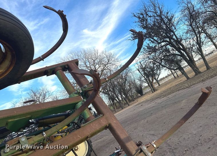 image for item IU9150 John Deere 610  chisel