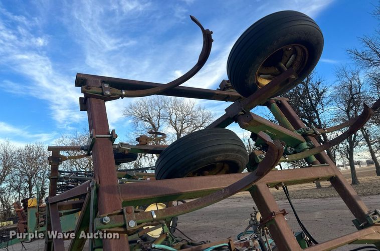 image for item IU9150 John Deere 610  chisel