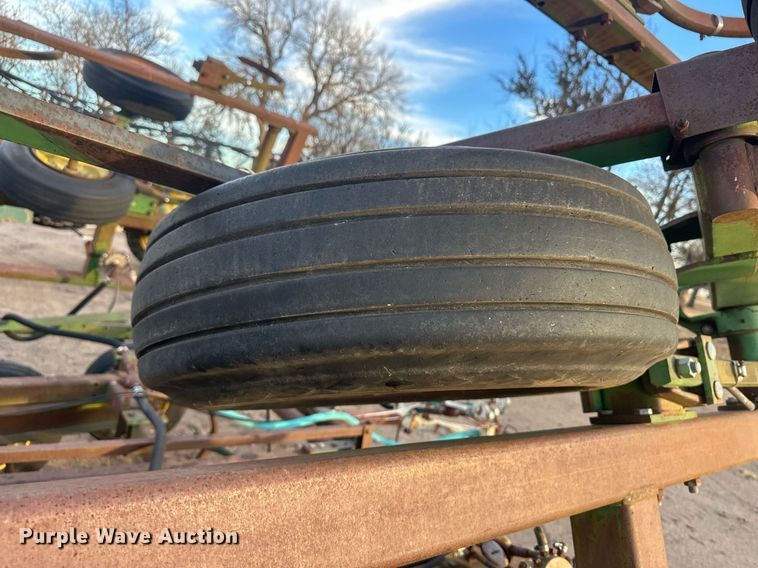 image for item IU9150 John Deere 610  chisel