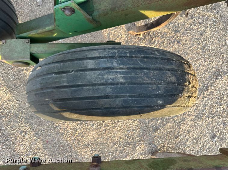 image for item IU9150 John Deere 610  chisel