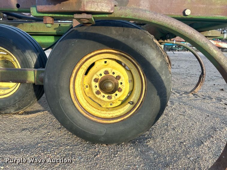 image for item IU9150 John Deere 610  chisel