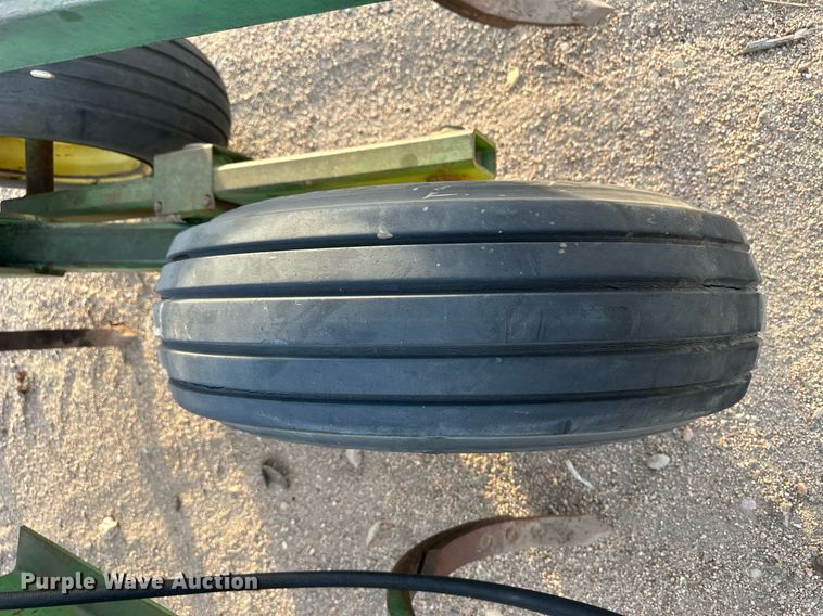 image for item IU9150 John Deere 610  chisel