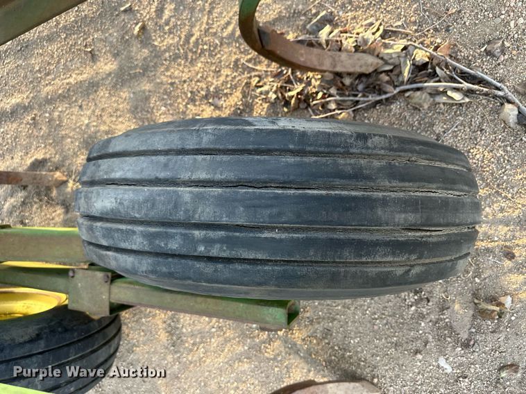 image for item IU9150 John Deere 610  chisel