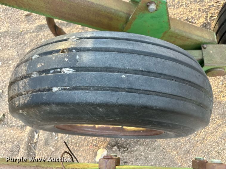 image for item IU9150 John Deere 610  chisel