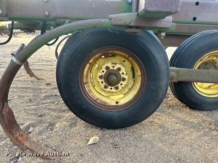 image for item IU9150 John Deere 610  chisel