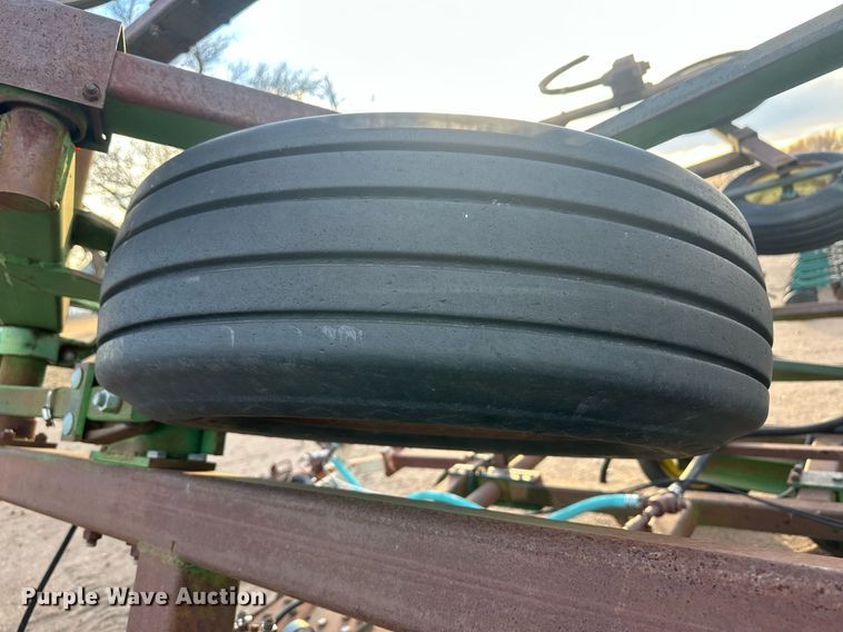 image for item IU9150 John Deere 610  chisel