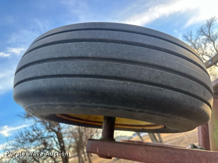 image for item IU9150 John Deere 610  chisel