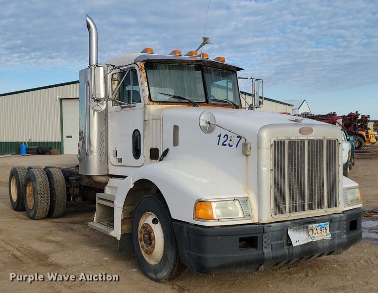 image for item JG9646 2000 Peterbuilt 377  truck cab and chassis