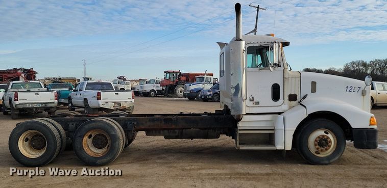 image for item JG9646 2000 Peterbuilt 377  truck cab and chassis