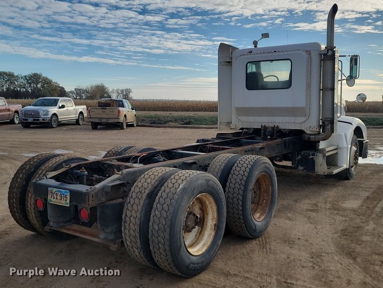 image for item JG9646 2000 Peterbuilt 377  truck cab and chassis