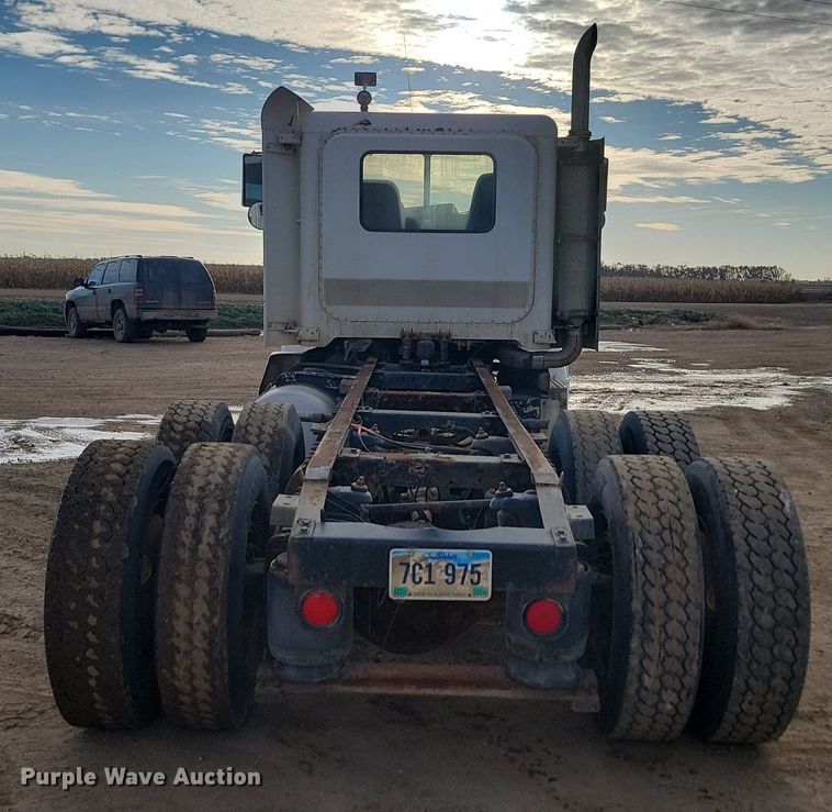 image for item JG9646 2000 Peterbuilt 377  truck cab and chassis