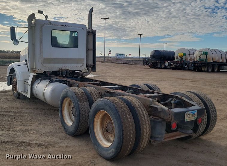 image for item JG9646 2000 Peterbuilt 377  truck cab and chassis