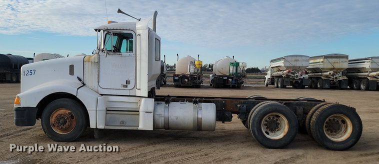 image for item JG9646 2000 Peterbuilt 377  truck cab and chassis