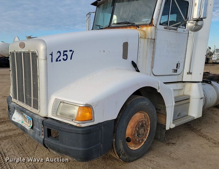 image for item JG9646 2000 Peterbuilt 377  truck cab and chassis
