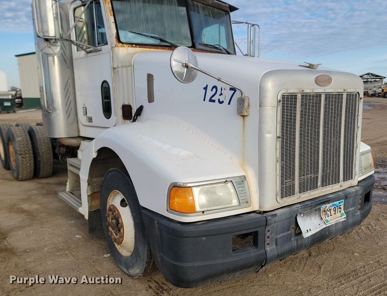 image for item JG9646 2000 Peterbuilt 377  truck cab and chassis
