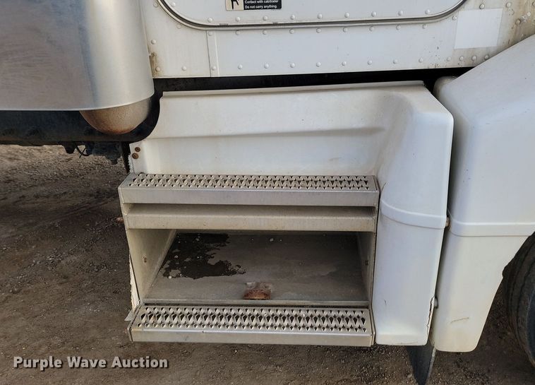 image for item JG9646 2000 Peterbuilt 377  truck cab and chassis