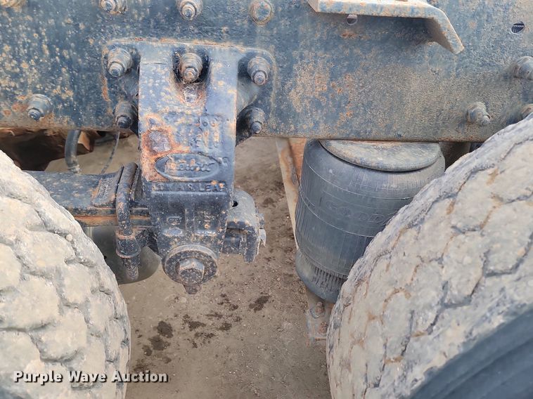 image for item JG9646 2000 Peterbuilt 377  truck cab and chassis