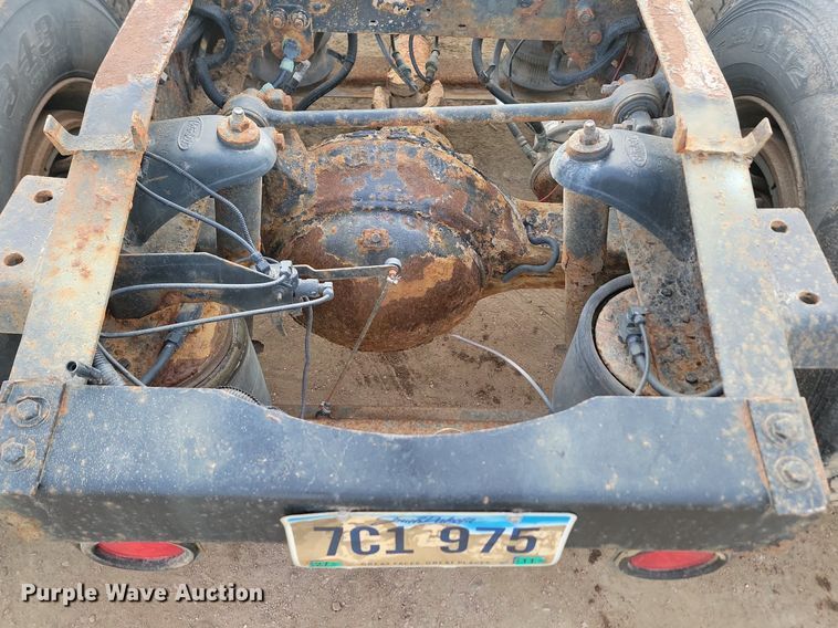 image for item JG9646 2000 Peterbuilt 377  truck cab and chassis