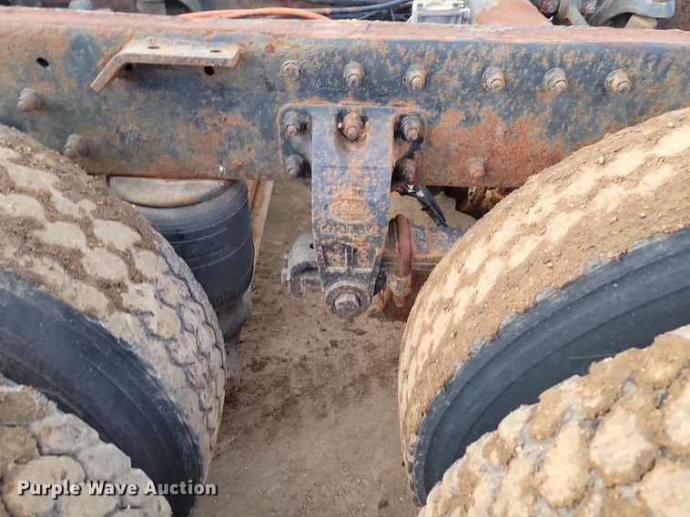 image for item JG9646 2000 Peterbuilt 377  truck cab and chassis