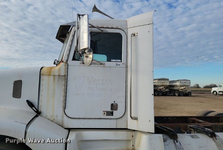 image for item JG9646 2000 Peterbuilt 377  truck cab and chassis