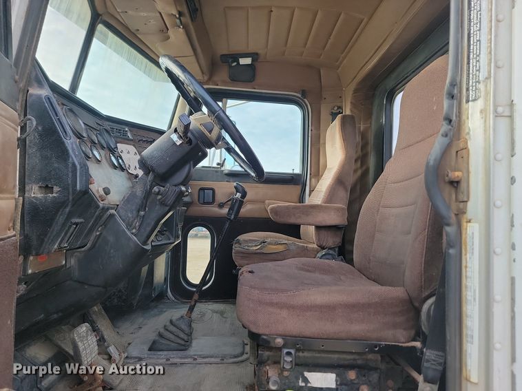 image for item JG9646 2000 Peterbuilt 377  truck cab and chassis