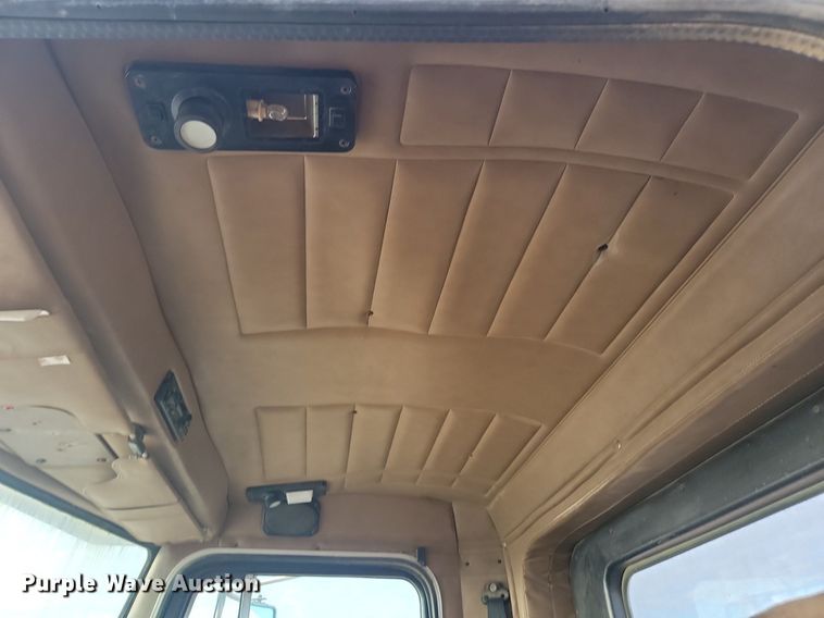 image for item JG9646 2000 Peterbuilt 377  truck cab and chassis