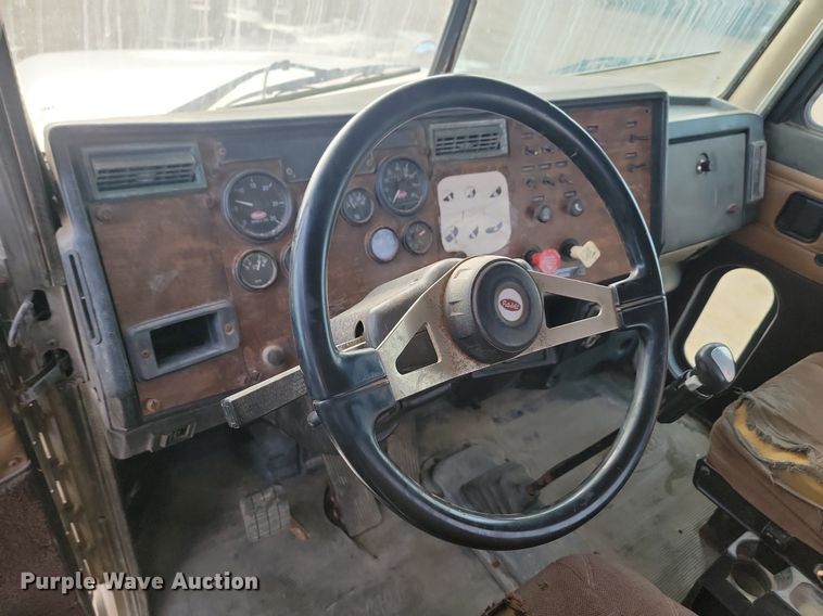 image for item JG9646 2000 Peterbuilt 377  truck cab and chassis