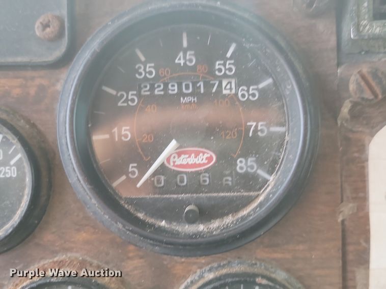 image for item JG9646 2000 Peterbuilt 377  truck cab and chassis