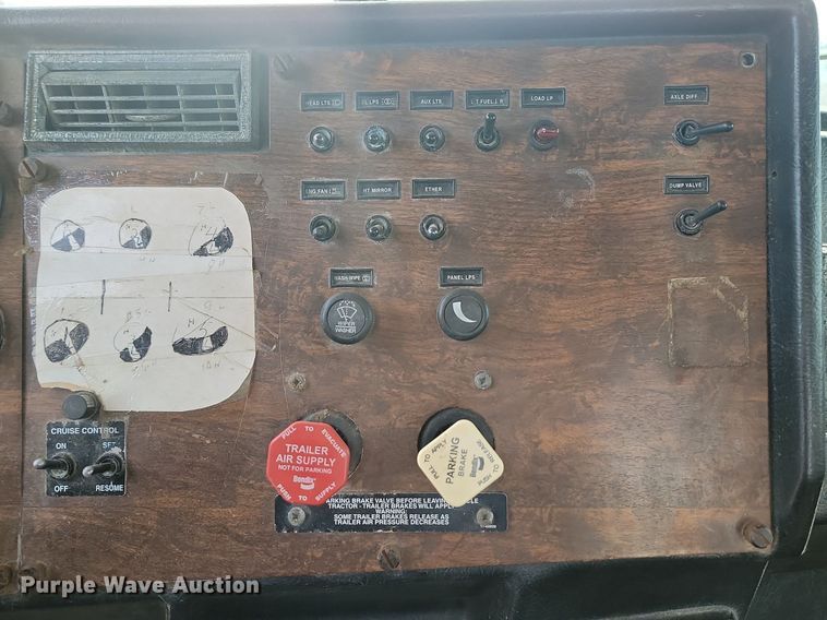 image for item JG9646 2000 Peterbuilt 377  truck cab and chassis