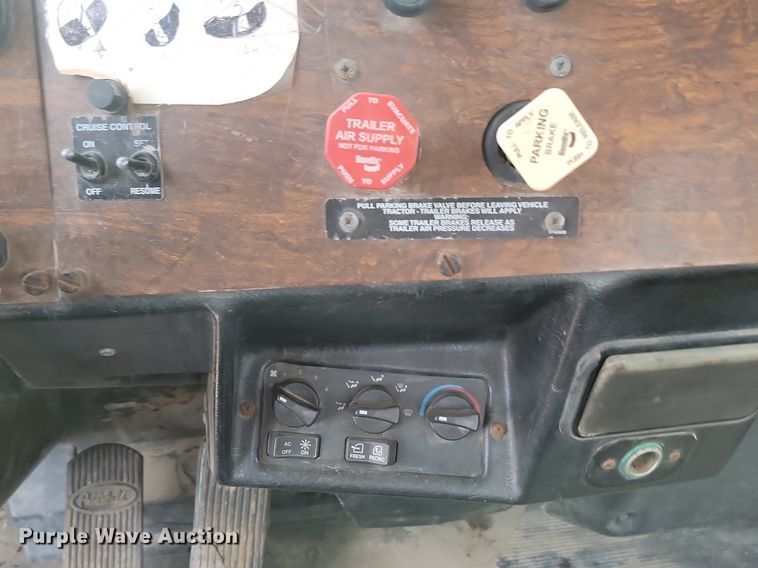 image for item JG9646 2000 Peterbuilt 377  truck cab and chassis