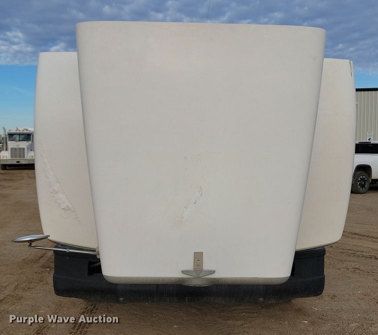 image for item JG9646 2000 Peterbuilt 377  truck cab and chassis