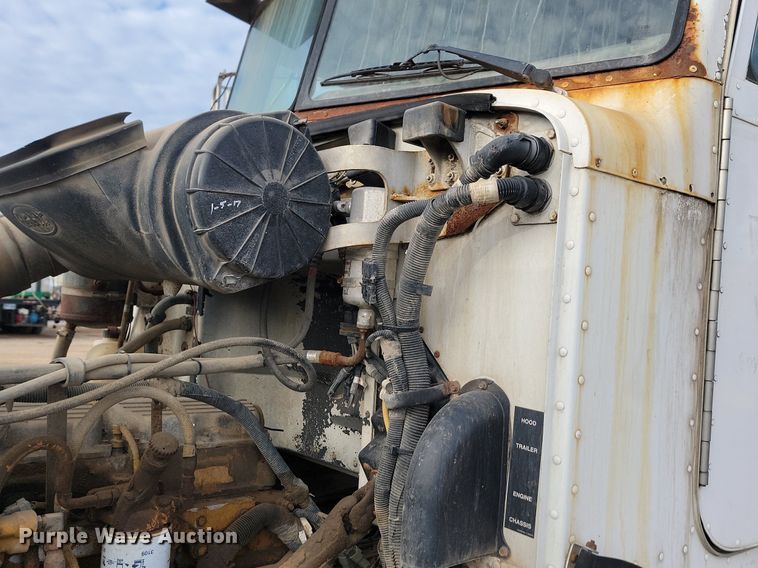 image for item JG9646 2000 Peterbuilt 377  truck cab and chassis