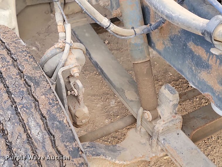 image for item JG9646 2000 Peterbuilt 377  truck cab and chassis