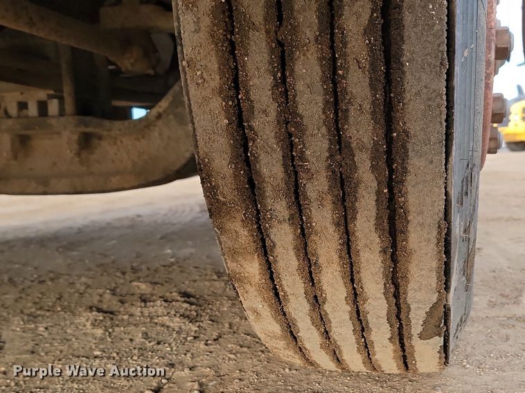 image for item JG9646 2000 Peterbuilt 377  truck cab and chassis