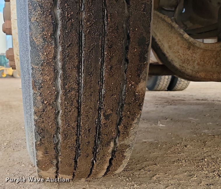 image for item JG9646 2000 Peterbuilt 377  truck cab and chassis