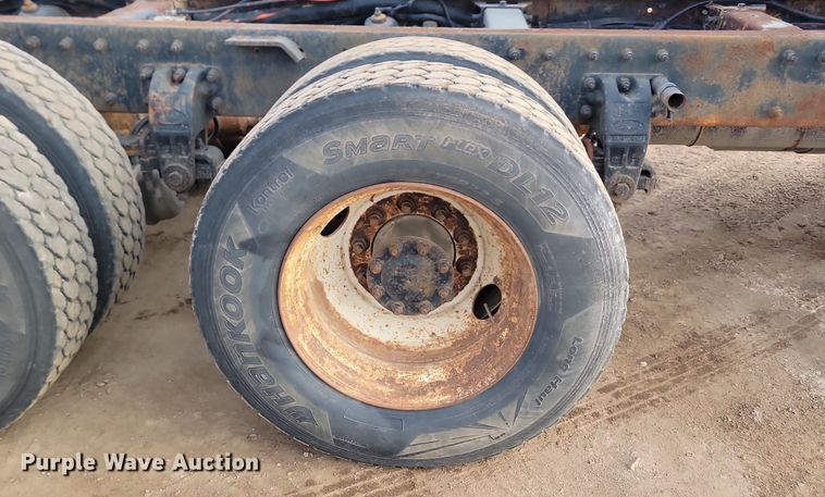 image for item JG9646 2000 Peterbuilt 377  truck cab and chassis