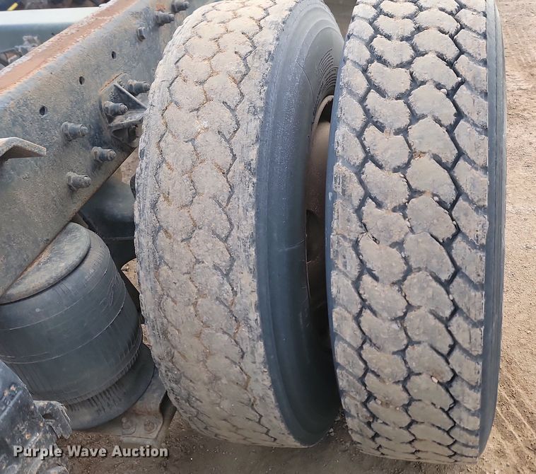 image for item JG9646 2000 Peterbuilt 377  truck cab and chassis