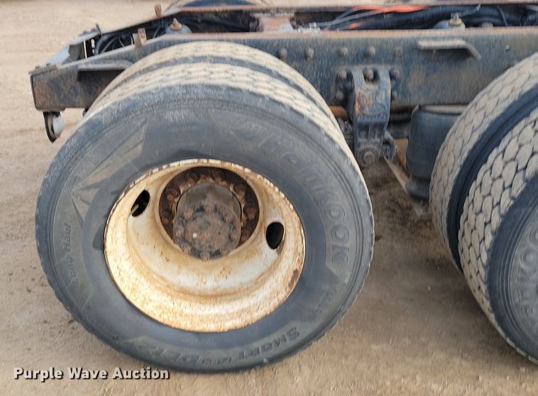 image for item JG9646 2000 Peterbuilt 377  truck cab and chassis