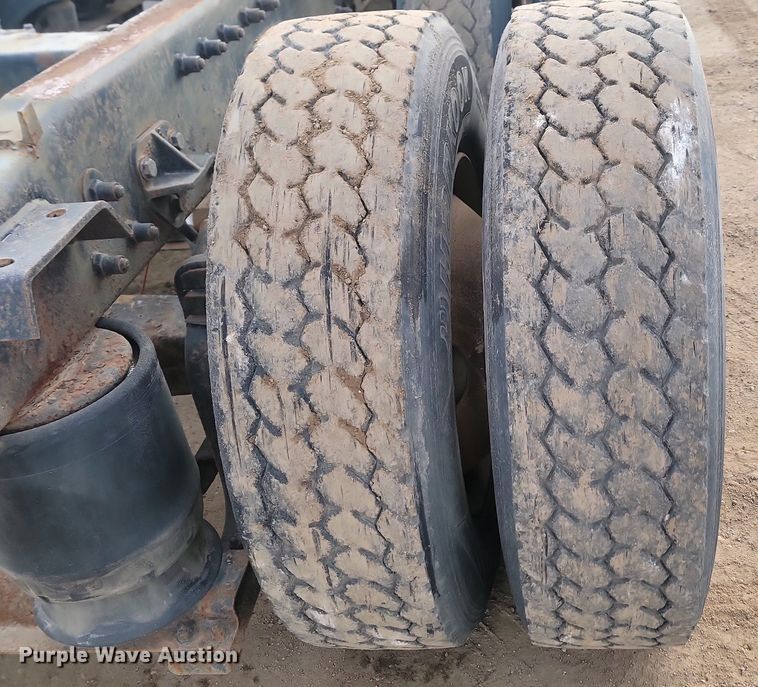 image for item JG9646 2000 Peterbuilt 377  truck cab and chassis