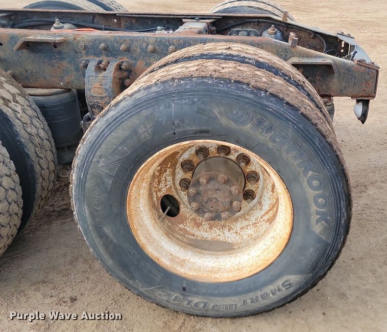 image for item JG9646 2000 Peterbuilt 377  truck cab and chassis