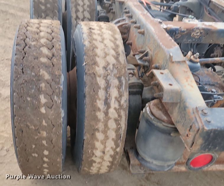 image for item JG9646 2000 Peterbuilt 377  truck cab and chassis