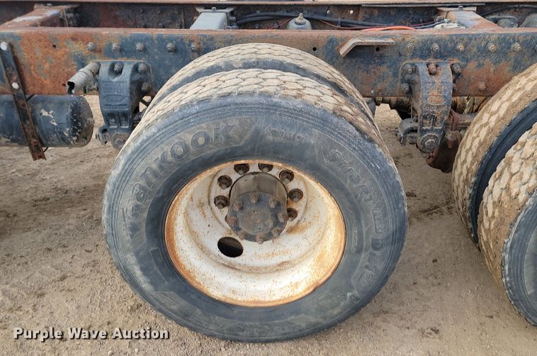 image for item JG9646 2000 Peterbuilt 377  truck cab and chassis