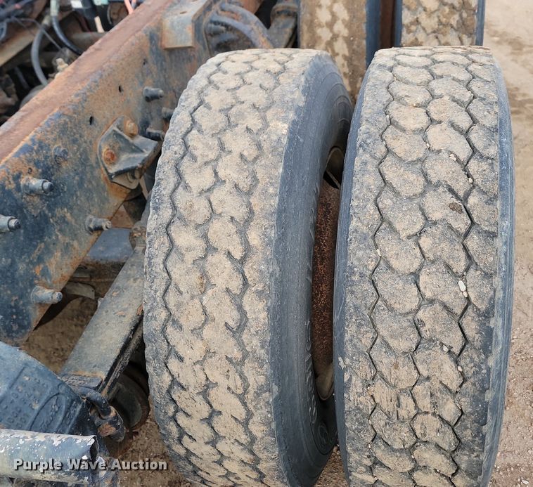 image for item JG9646 2000 Peterbuilt 377  truck cab and chassis