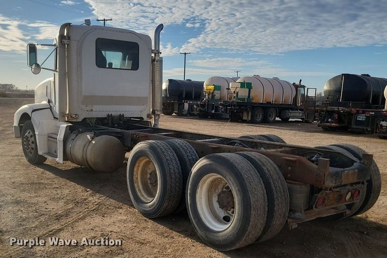 image for item JG9647 1998 Peterbuilt 377  truck cab and chassis