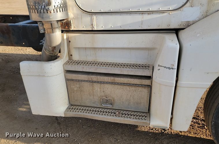 image for item JG9647 1998 Peterbuilt 377  truck cab and chassis