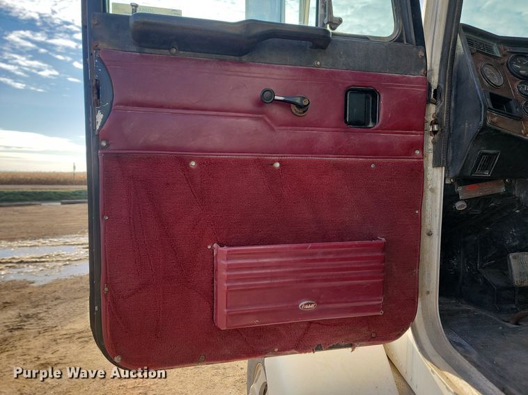 image for item JG9647 1998 Peterbuilt 377  truck cab and chassis